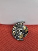 Brosche Maske Design silberfarben goldfarben mit Steinen