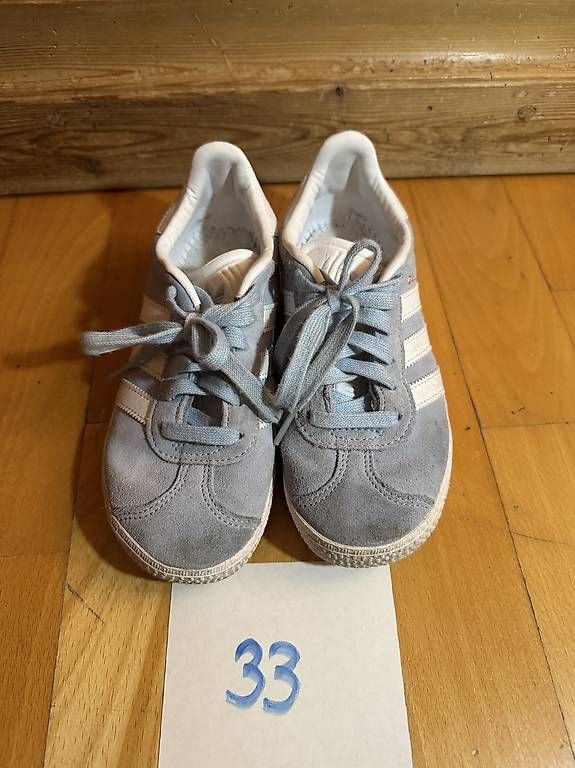 Adidas Scarpe per ragazzi: Sneaker Adidas 33 – Usato da Eglisau venduto da flauschi11