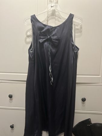 dunkelblau-graues Seidekleid