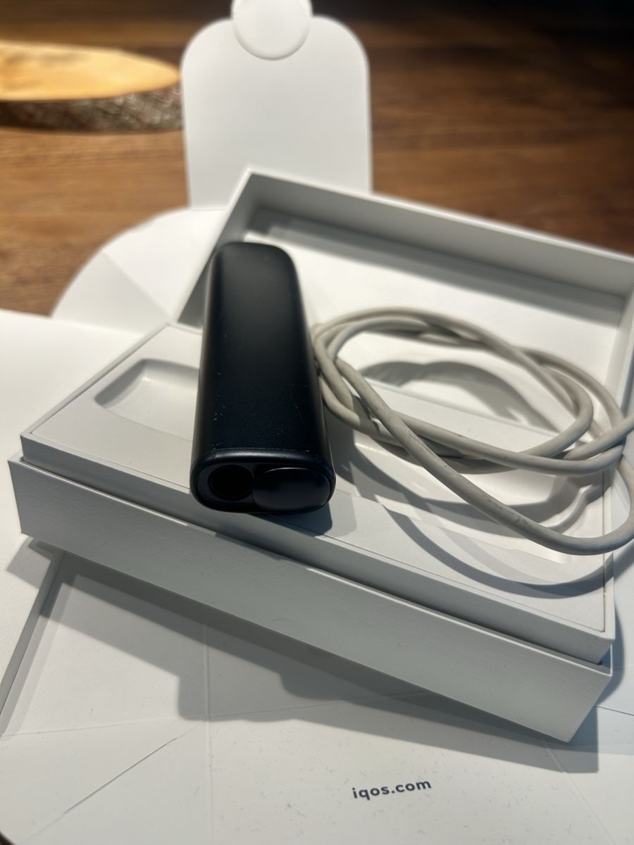 Iqos Tabacchi: IQOS ILUMA ONE Tabakerhitzer dunkelblau mit Ladekabel – Usato da Zürich venduto da Be_Ia 2