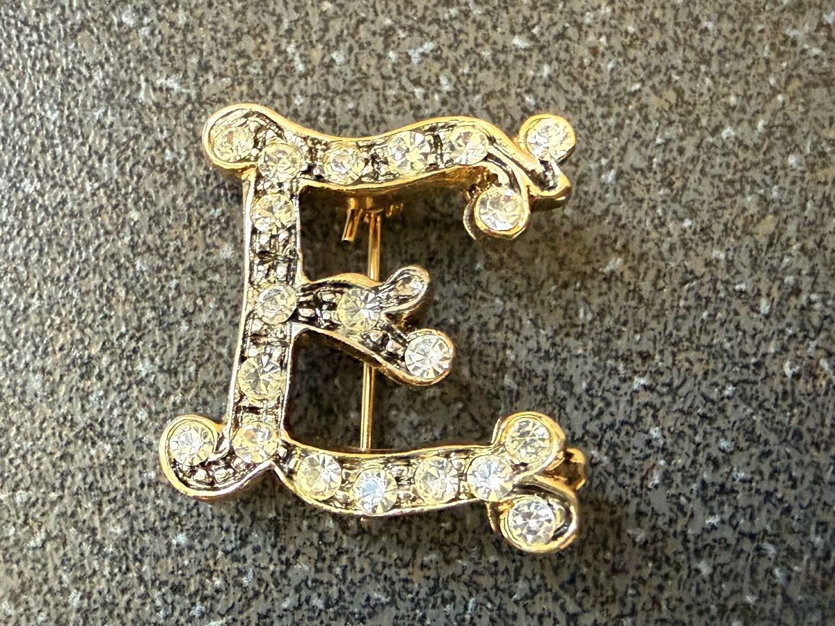 Broches & Aiguilles: Vintage-Brosche mit Initiale E goldfarben mit Strass. – D'occasion à Lamone par LaCantinaMagica