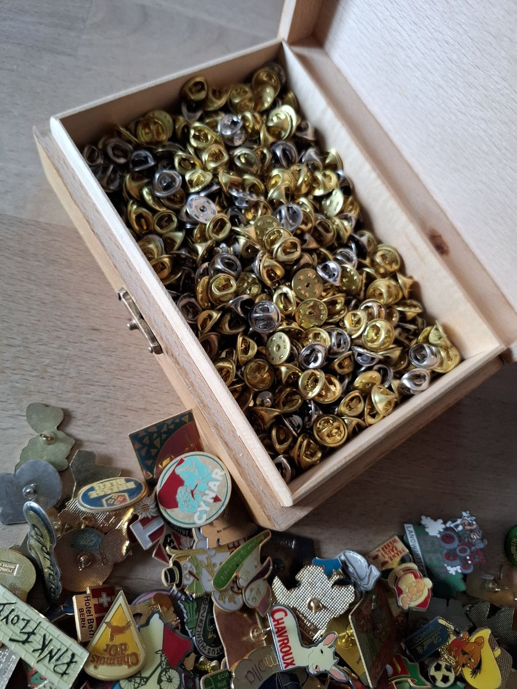 Giocattoli: Grosse Sammlung Pins, Anstecknadeln – Usato da Bleiken b. Oberdiessbach venduto da Trinneli 6