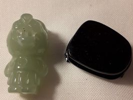 Kleine Jadefigur Löwe/Fu Hund mit Sockel China
