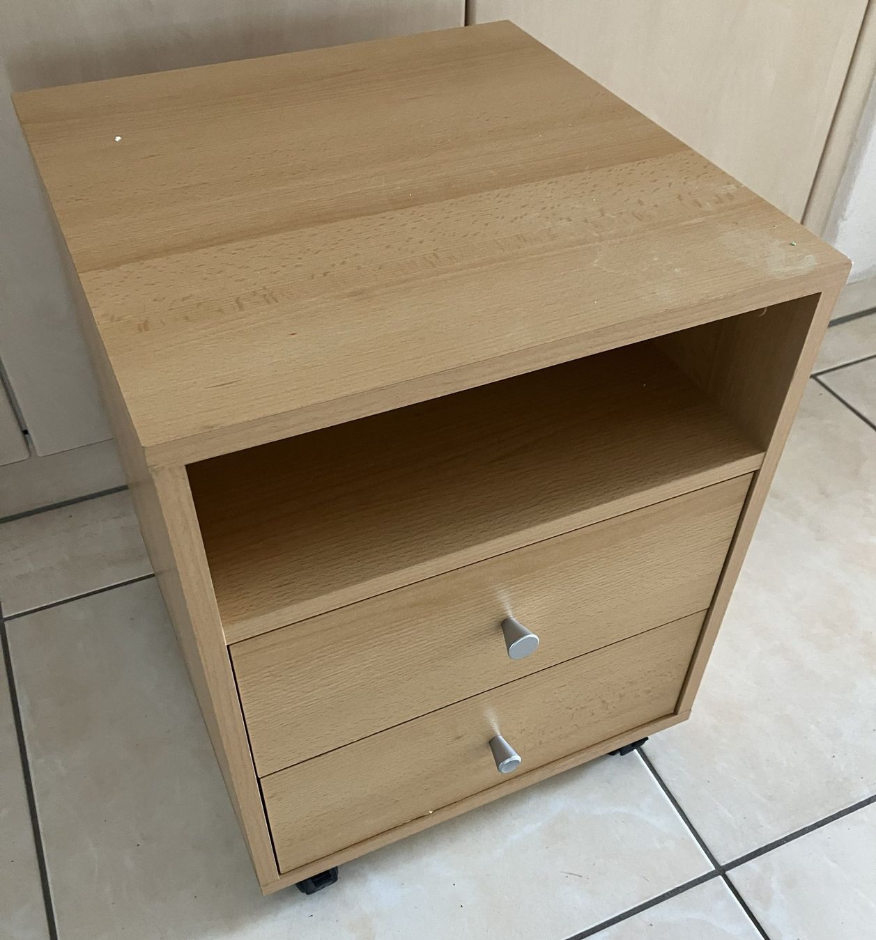 Banconi: Mobiler Rollcontainer / Nachttisch aus Holz mit 2 Schubladen – Usato da Luzern venduto da FeU