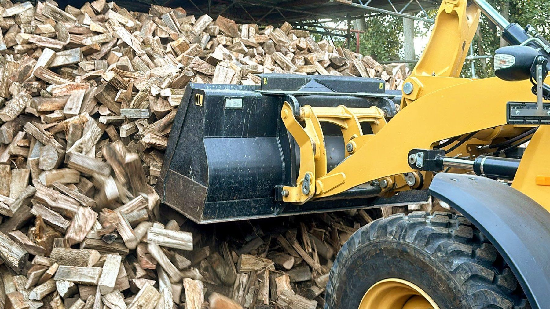 Articoli in legno: Bois de chauffage de qualité (3 types) – Usato da Vétroz venduto da Polygroup 2