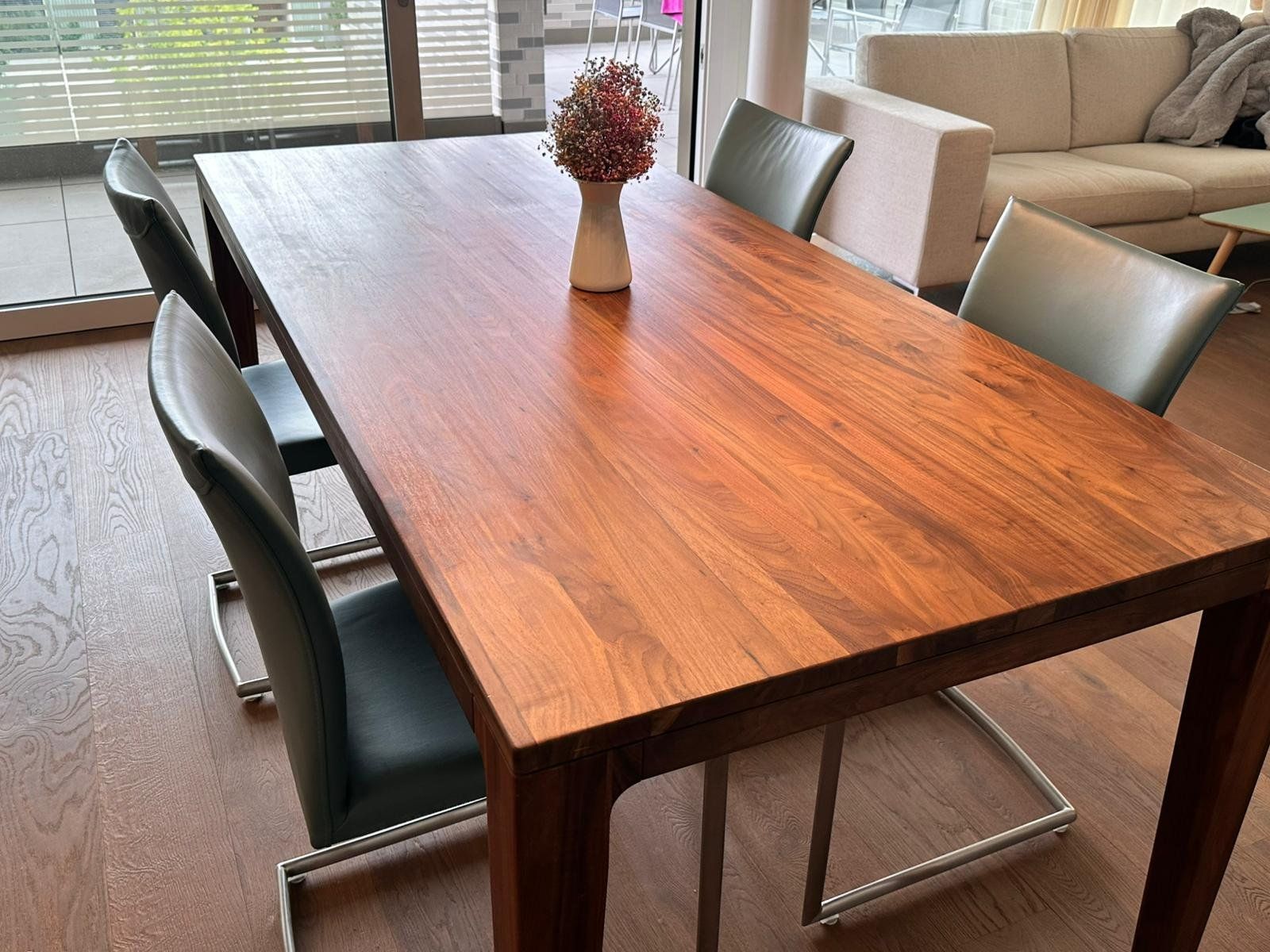 Set di tavolo e panche: Nussbaum-Tisch mit Lederstühlen – Usato da Triengen venduto da alfi_90 2