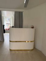 Elegante Empfangstheke / Rezeption in Weiss-Gold
