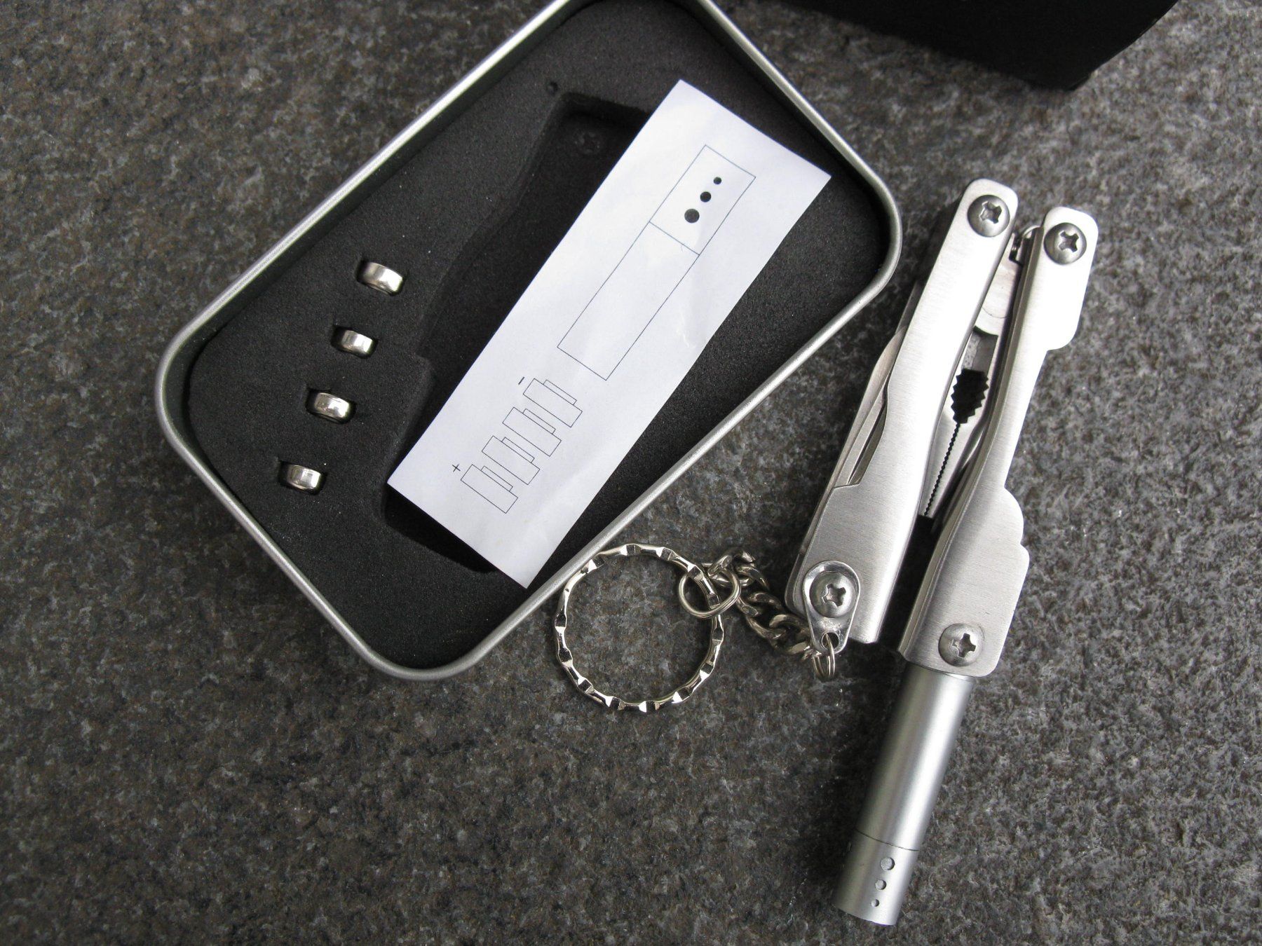 Schlüsselanhänger & - bänder: Multi-Tool Taschenmesser mit Zange und Lampe – Neu und originalverpackt aus Hittnau von Mares8335 3
