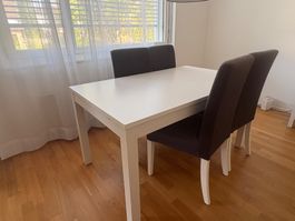 Weißer ausziehbarer Esstisch + 4 Stühle – 140/180/220 × 84 c