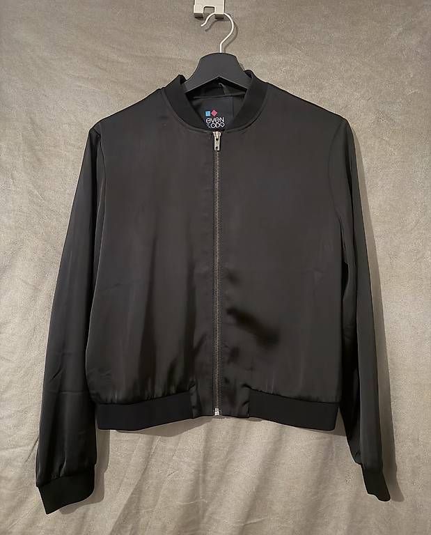 Giacche: Klassische schwarze Bomberjacke – Usato da Oberurnen venduto da buesraak