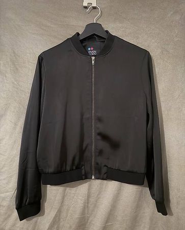 Klassische schwarze Bomberjacke
