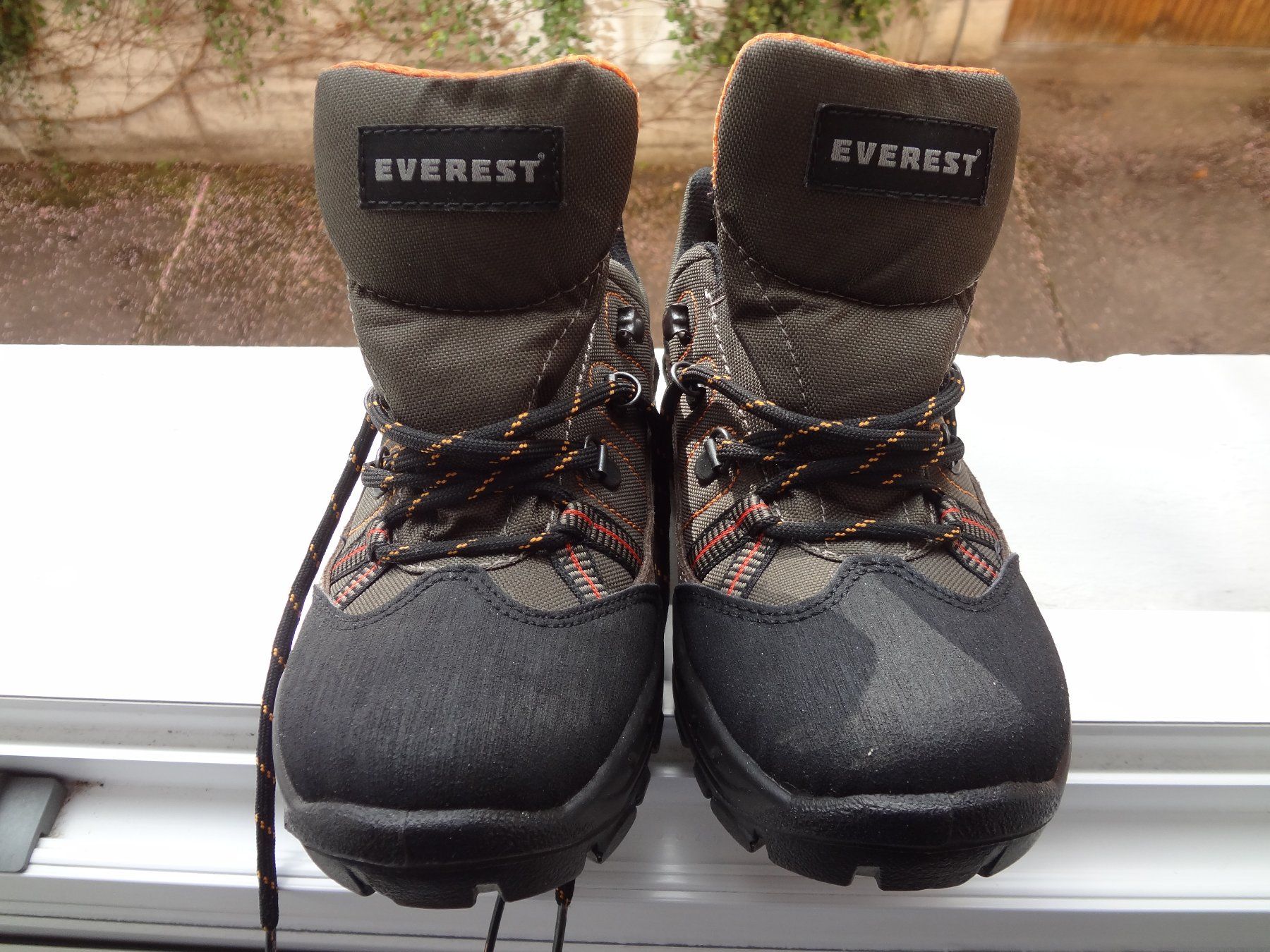 Everest Scarpe da uomo: Everest-Schuhe N 40 – Usato da Thun venduto da Fra130