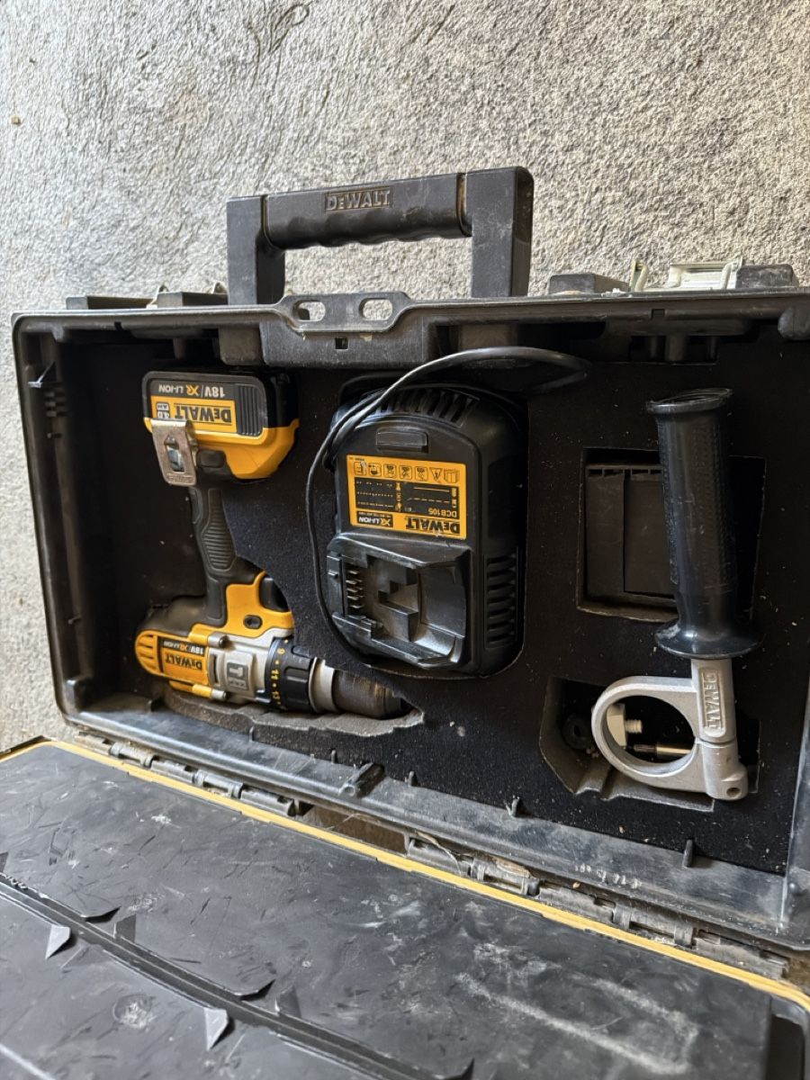 Dewalt Trapani: Trapano avvitatore DeWalt 18V con accessori e valigetta – Usato da Höri venduto da imp_ch9q 1