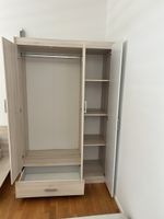 Kleiderschrank 3-türig hellbraun mit Tablaren und Schublade