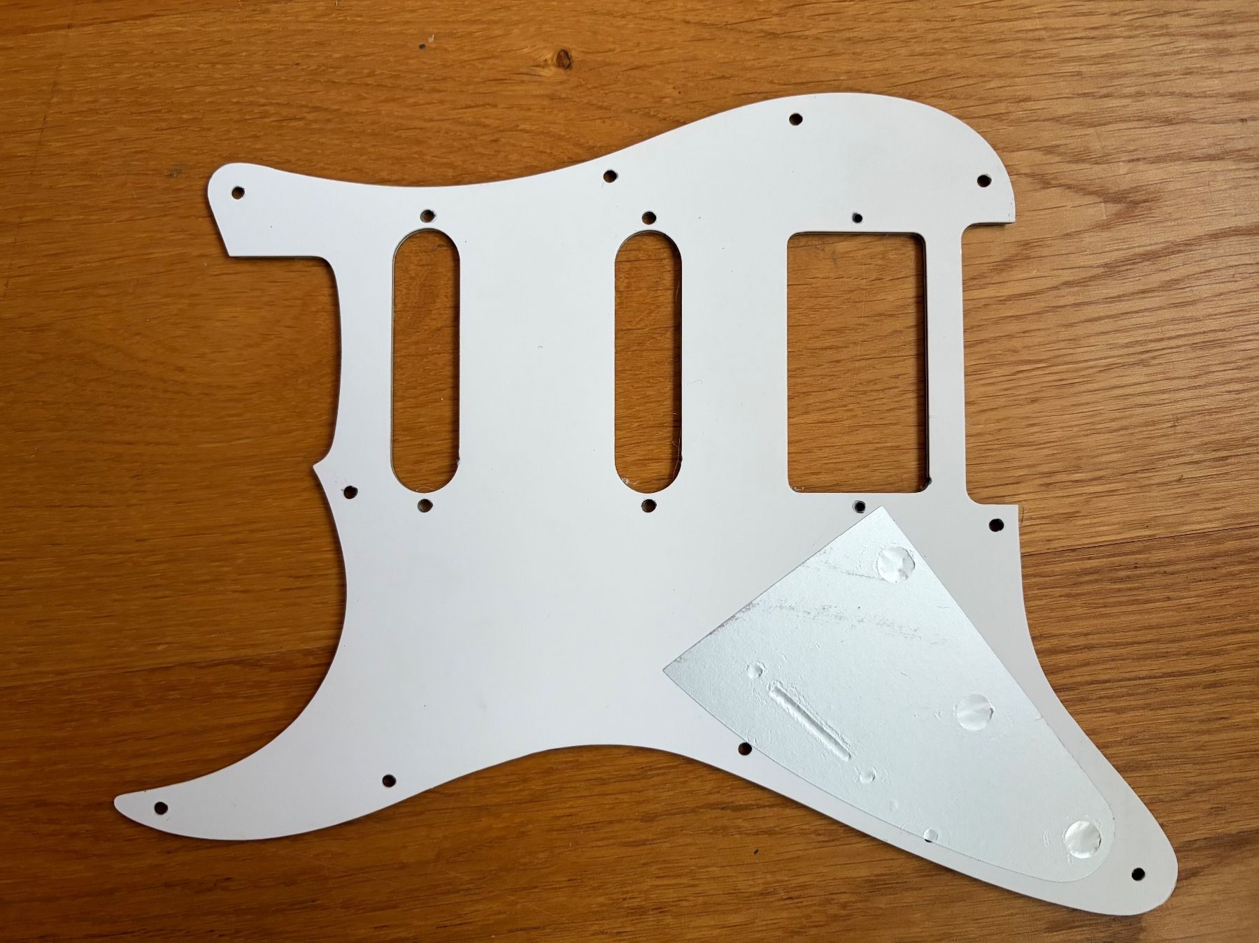 Fender Strumenti musicali: Stratocaster pickguard black tortoise HSS – Nuovo e nell'imballaggio originale da Unterseen venduto da guitnerd 1
