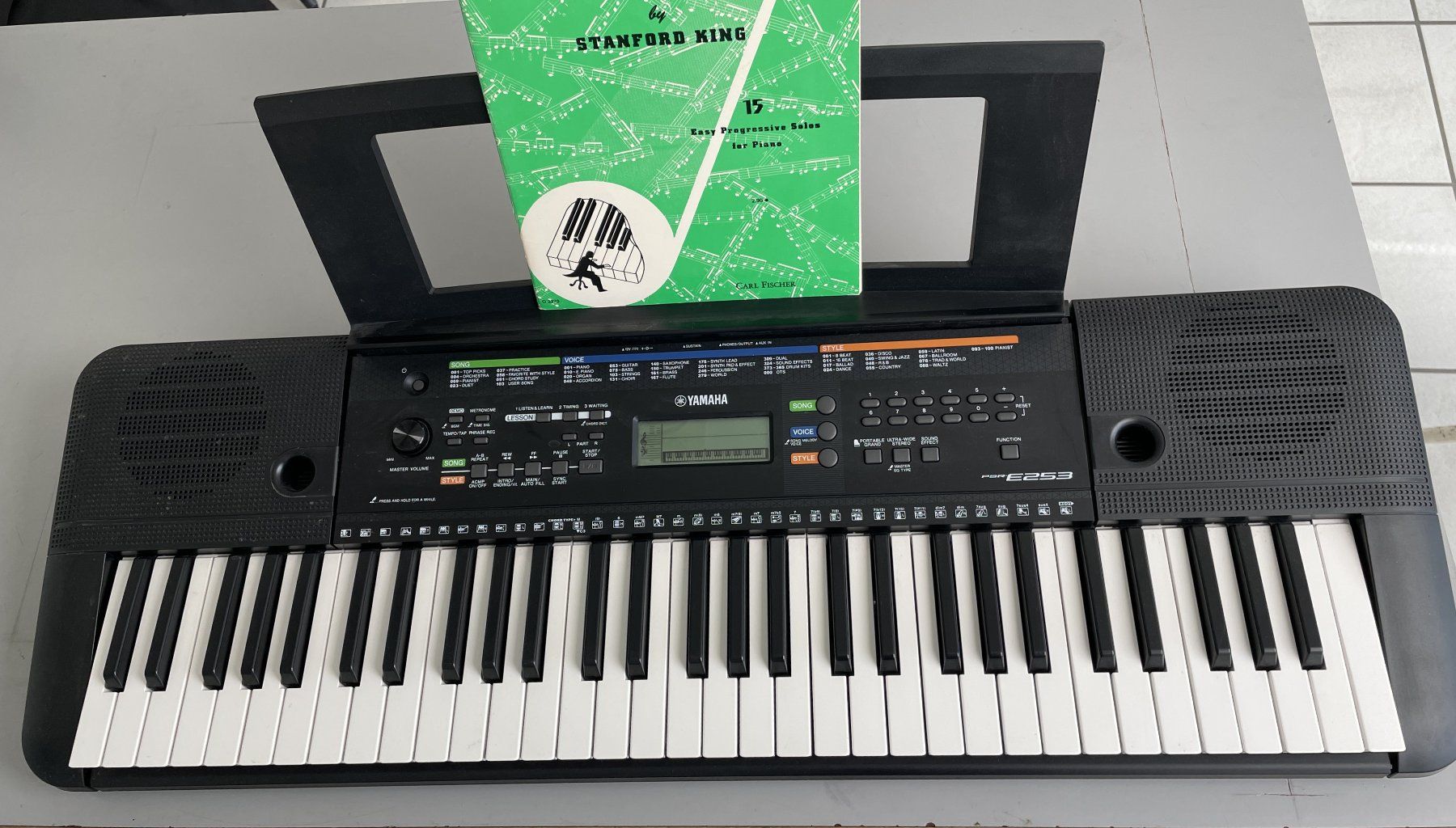 Yamaha Strumenti musicali: Keyboard Yamaha PSR-E253 – Nuovo (secondo la descrizione) da Bremgarten b. Bern venduto da Ardeche