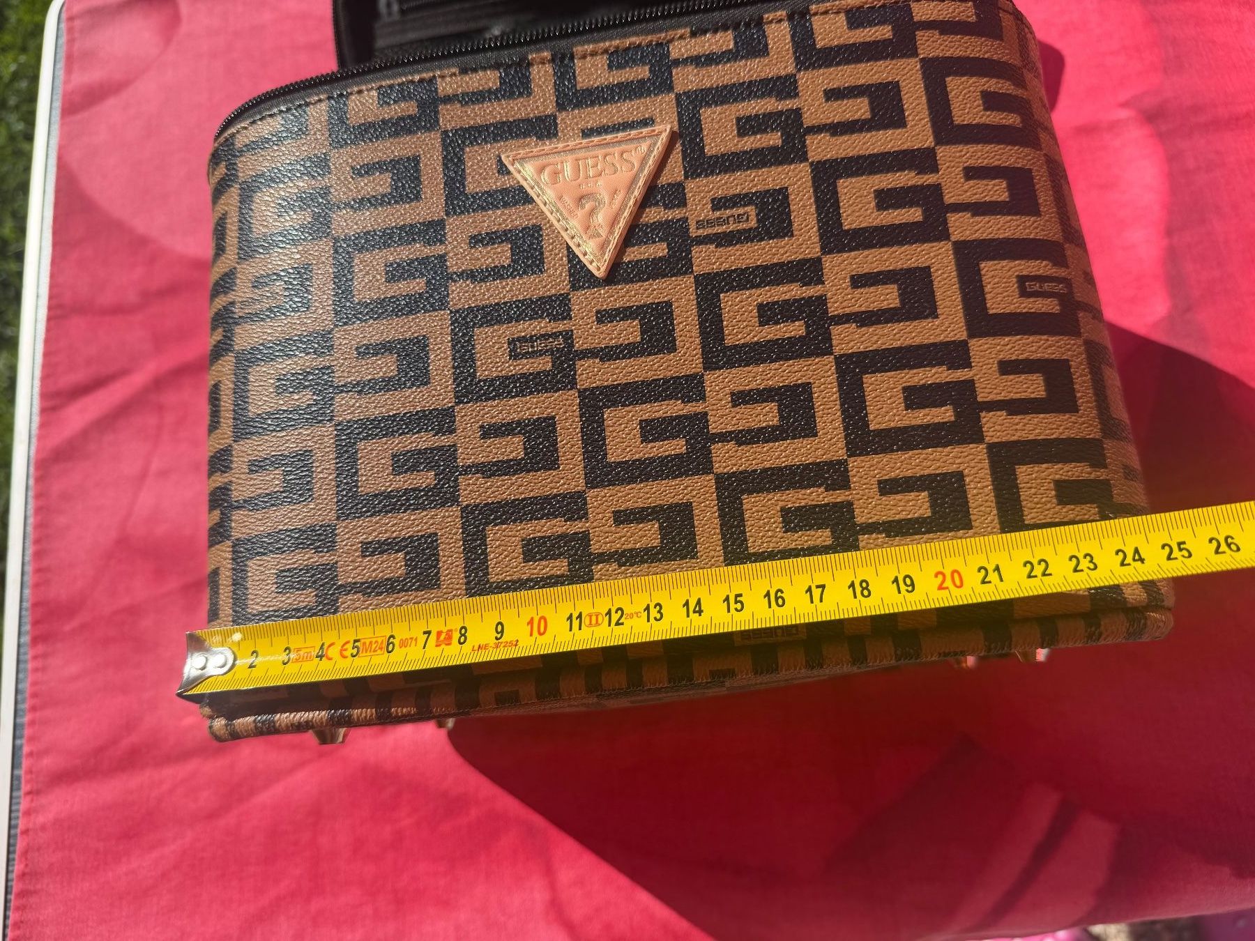 Guess Custodie per cosmetici: Guess - grosse Beauty Case - Neuwertig – Usato da Cugnasco venduto da tizianaq 4