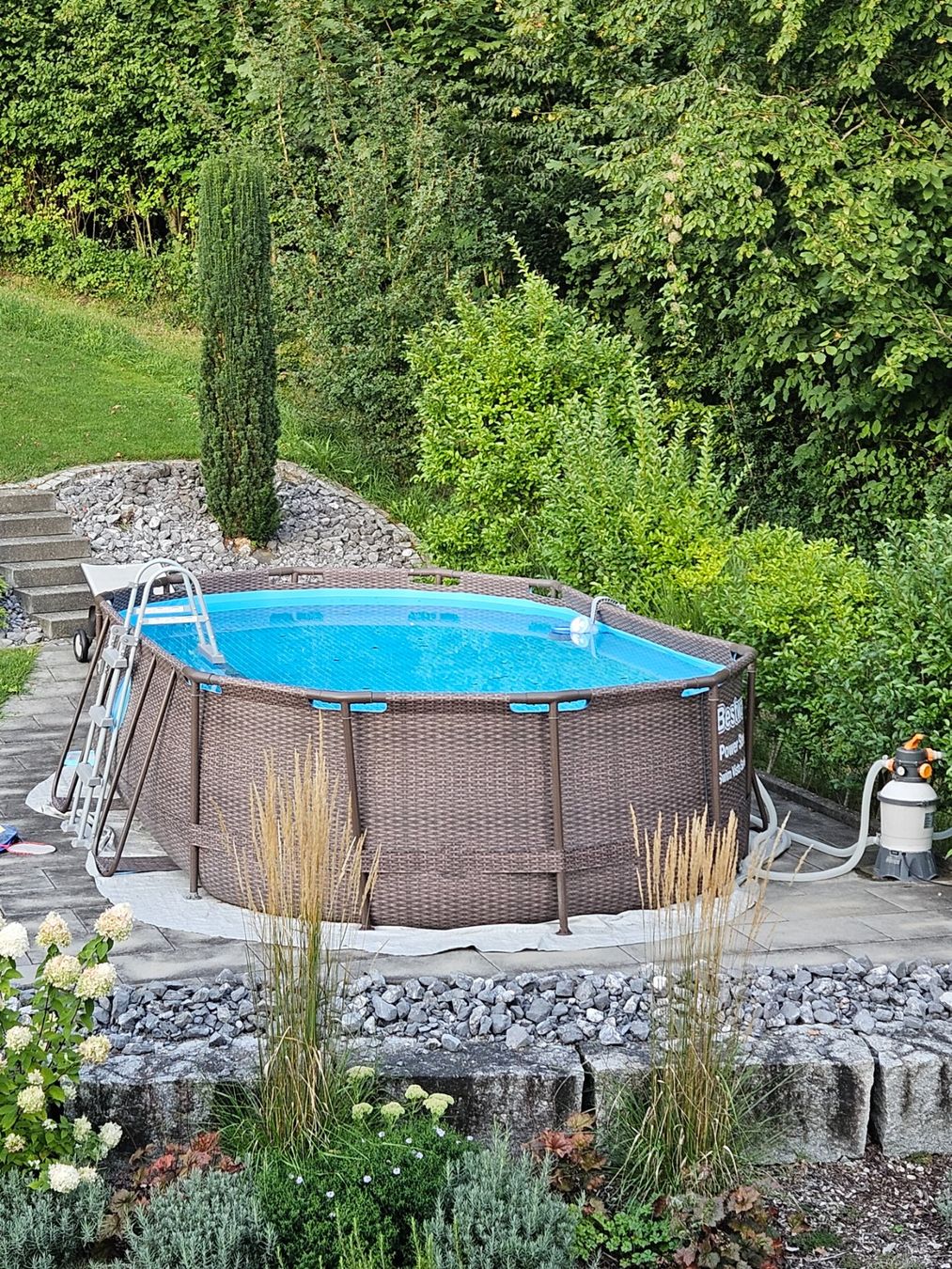 Bestway Piscine: Bestway Pool in Rattanoptik mit Sandfilterpumpe – Usato da Hüntwangen venduto da Baileyn