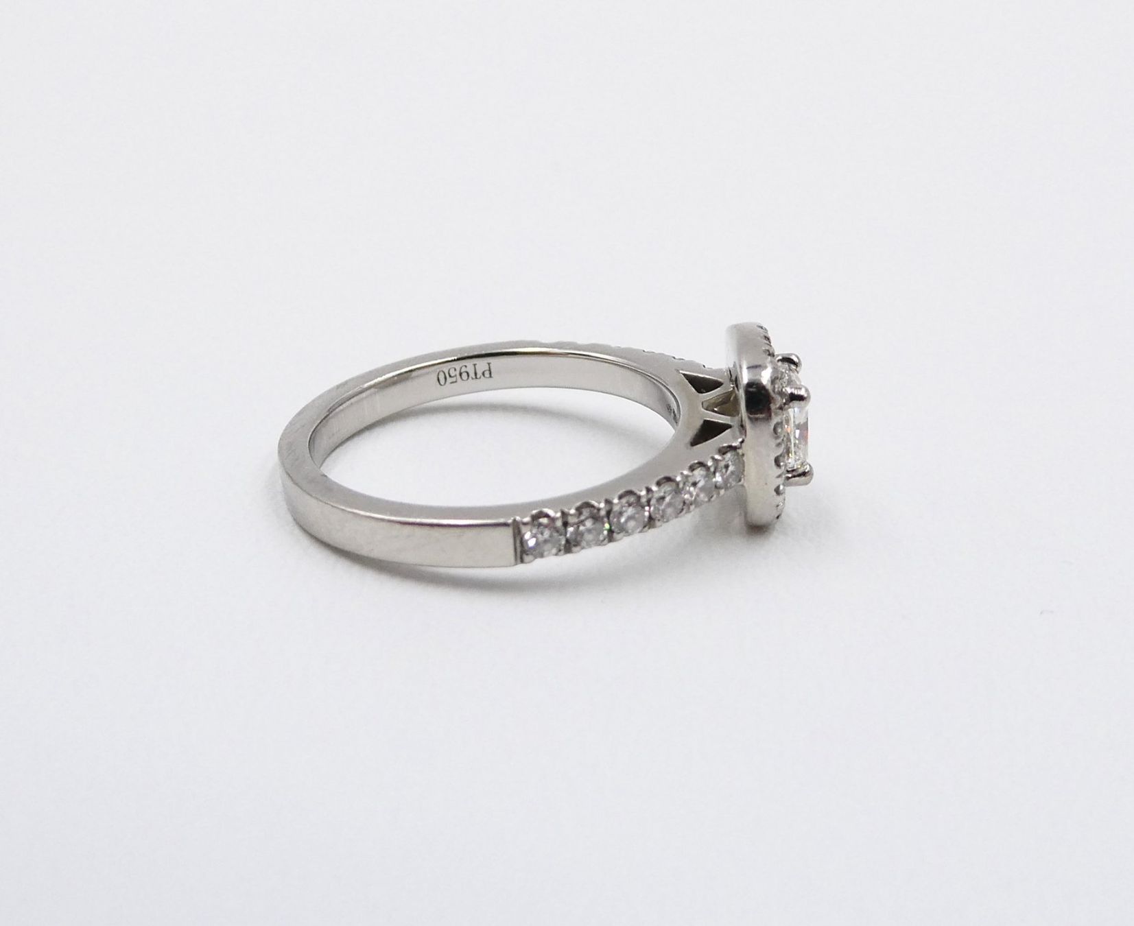 Anelli: SOLITÄR RING IN 950 PLATIN MIT DIAMANT ENTOURAGE – Usato da Luzern venduto da EdiGem 5