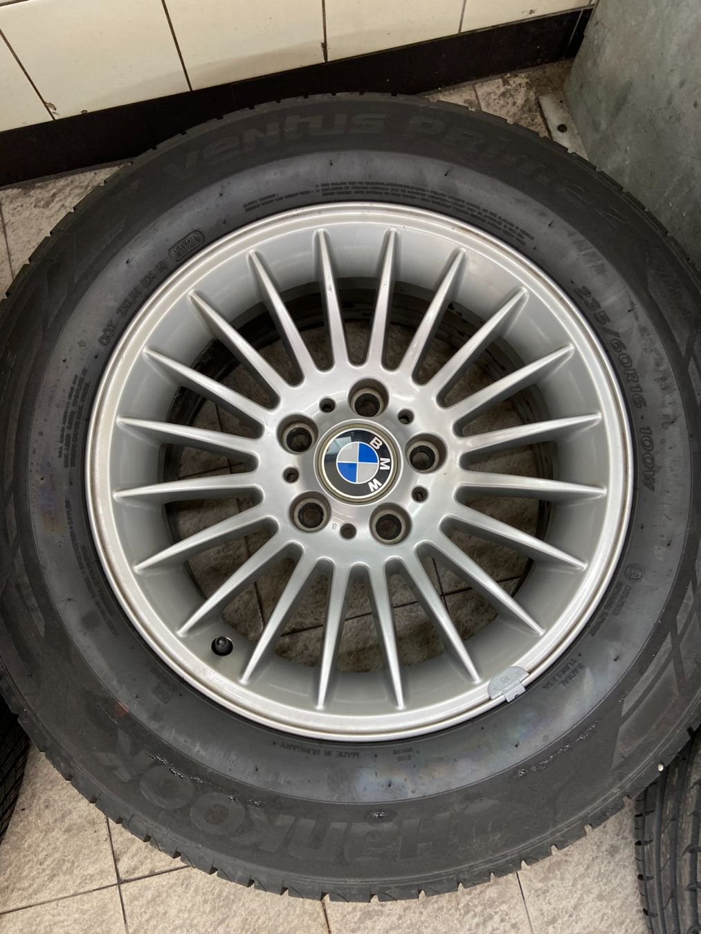 BMW Pneumatici & Ruote complete: BMW Sommerradsatz 7er E38 – Usato da Appenzell venduto da Sefaag