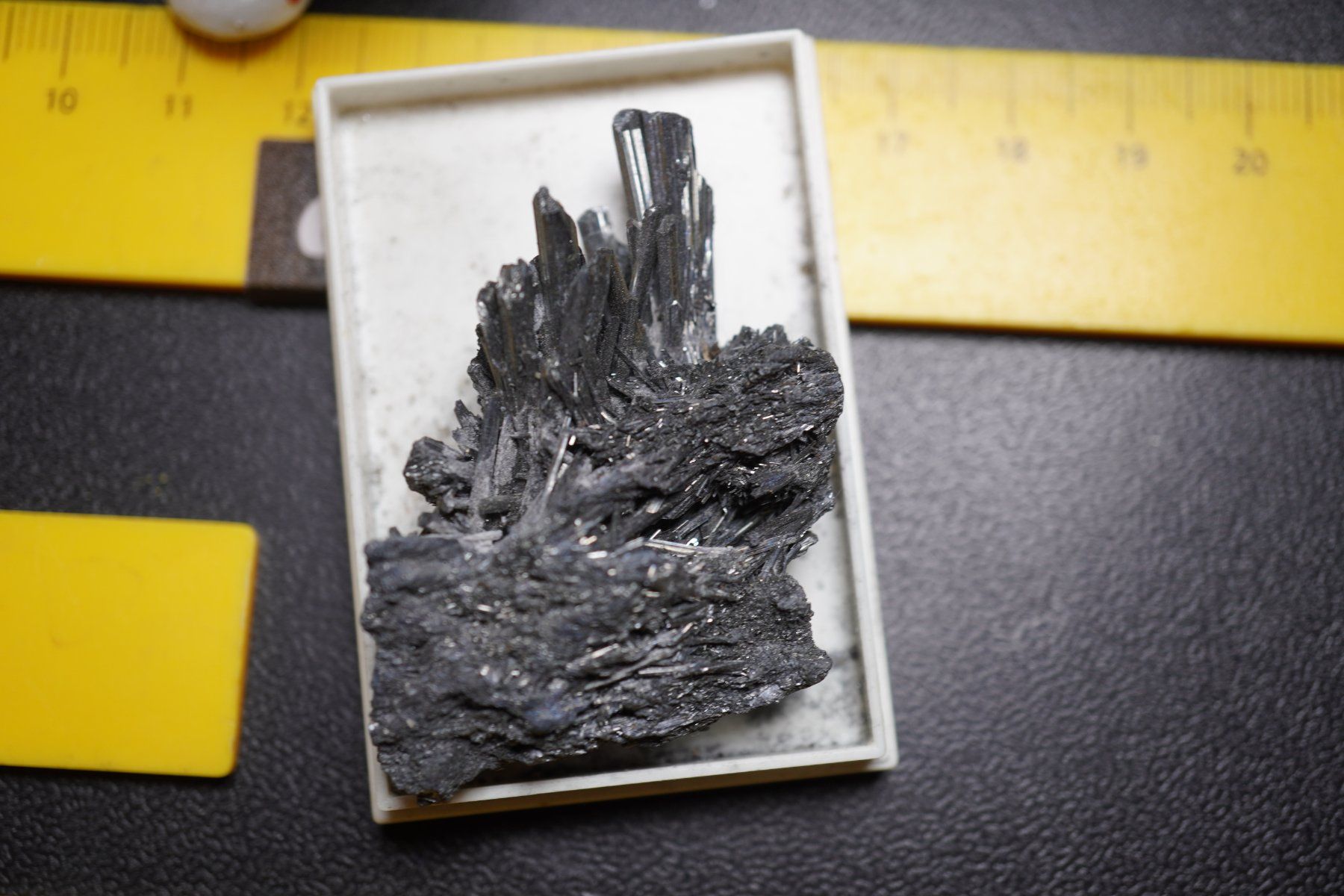 Minerali & Pietre curative: Stibnite   Kristall im  Böxli – Nuovo e nell'imballaggio originale da Eschenbach SG venduto da topstone 2