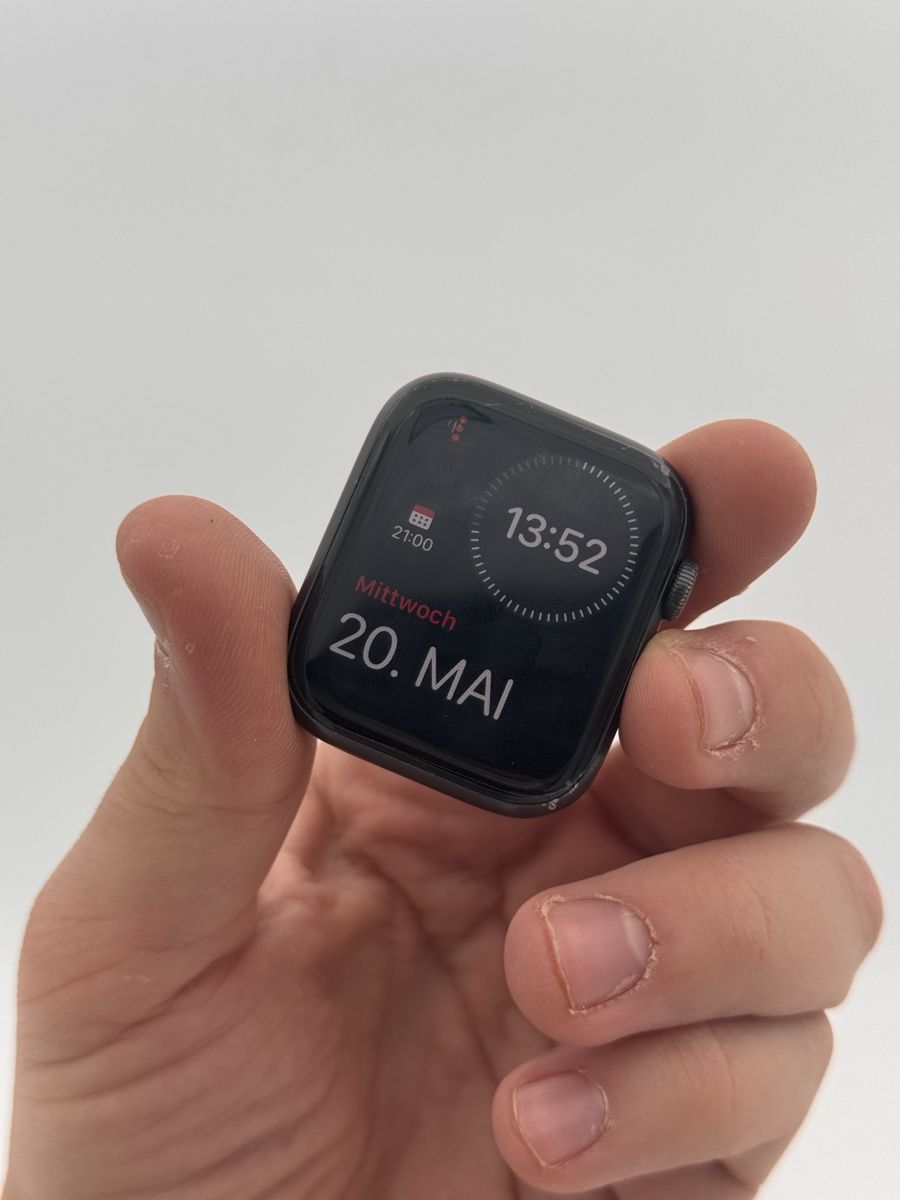 Apple Smartwatch: Apple Watch Series 5 LTE 44mm - Black – Usato da Basel venduto da MeSellstuf