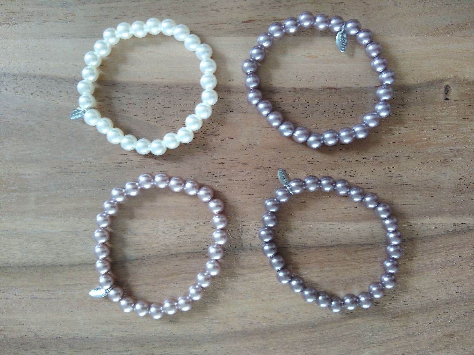 Armbänder & -reifen: Fun light non-real pearl immitation bracelets 4 for CHF 8 – Gebraucht aus Dübendorf von LoRi-2026 1