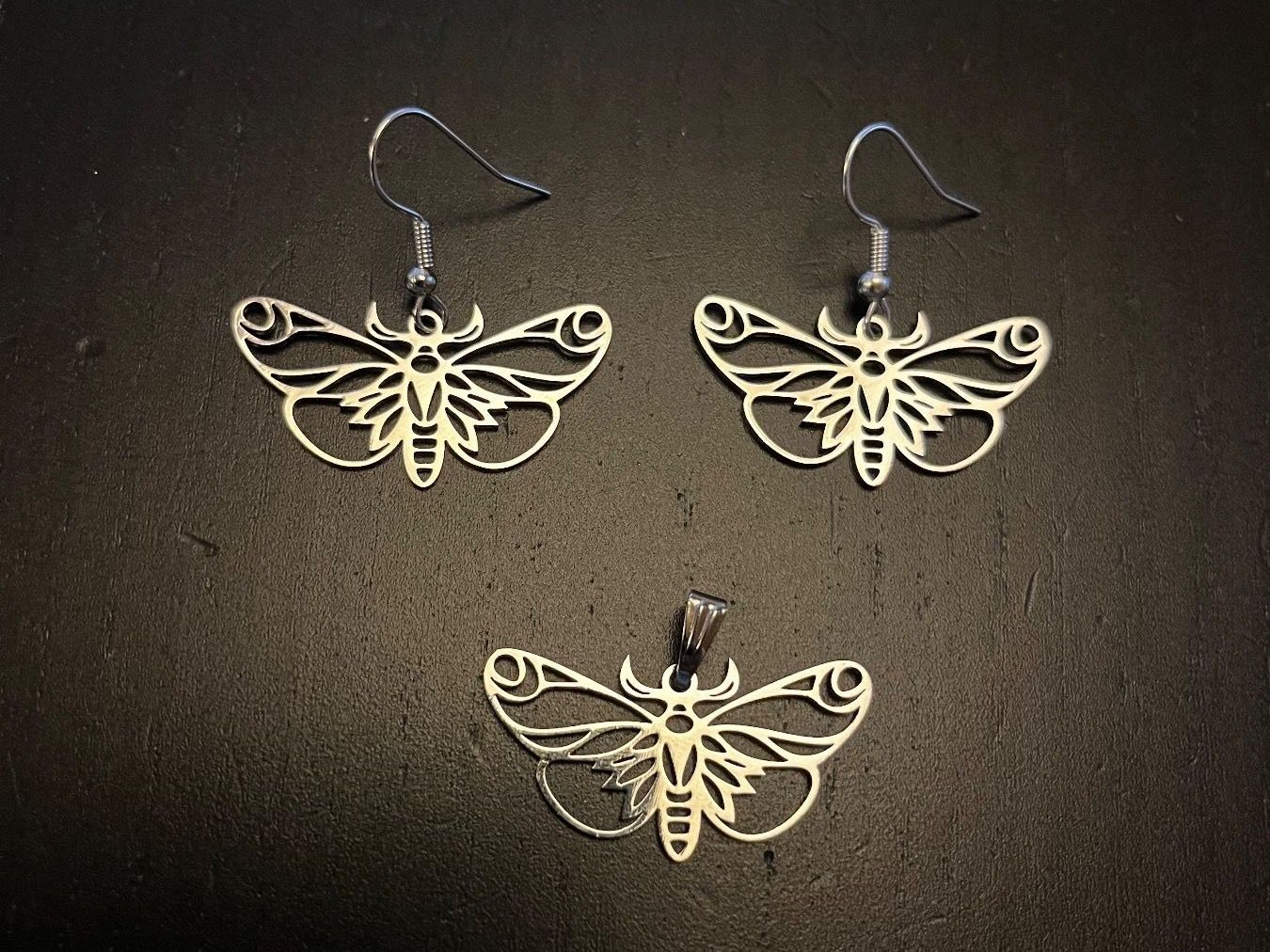 Sonstiger Schmuck: Ohrringe und Amulett ( Set) Motte – Neu (gemäss Beschreibung) aus Gams von Mariawicca