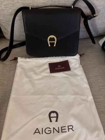 Elegante Aigner Handtasche aus Leder, neuwertig, schwarz