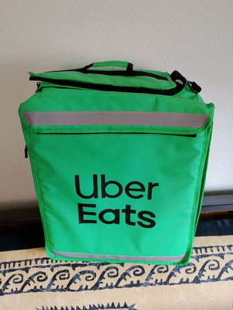 Uber Eats Lieferrucksack isoliert grün neu