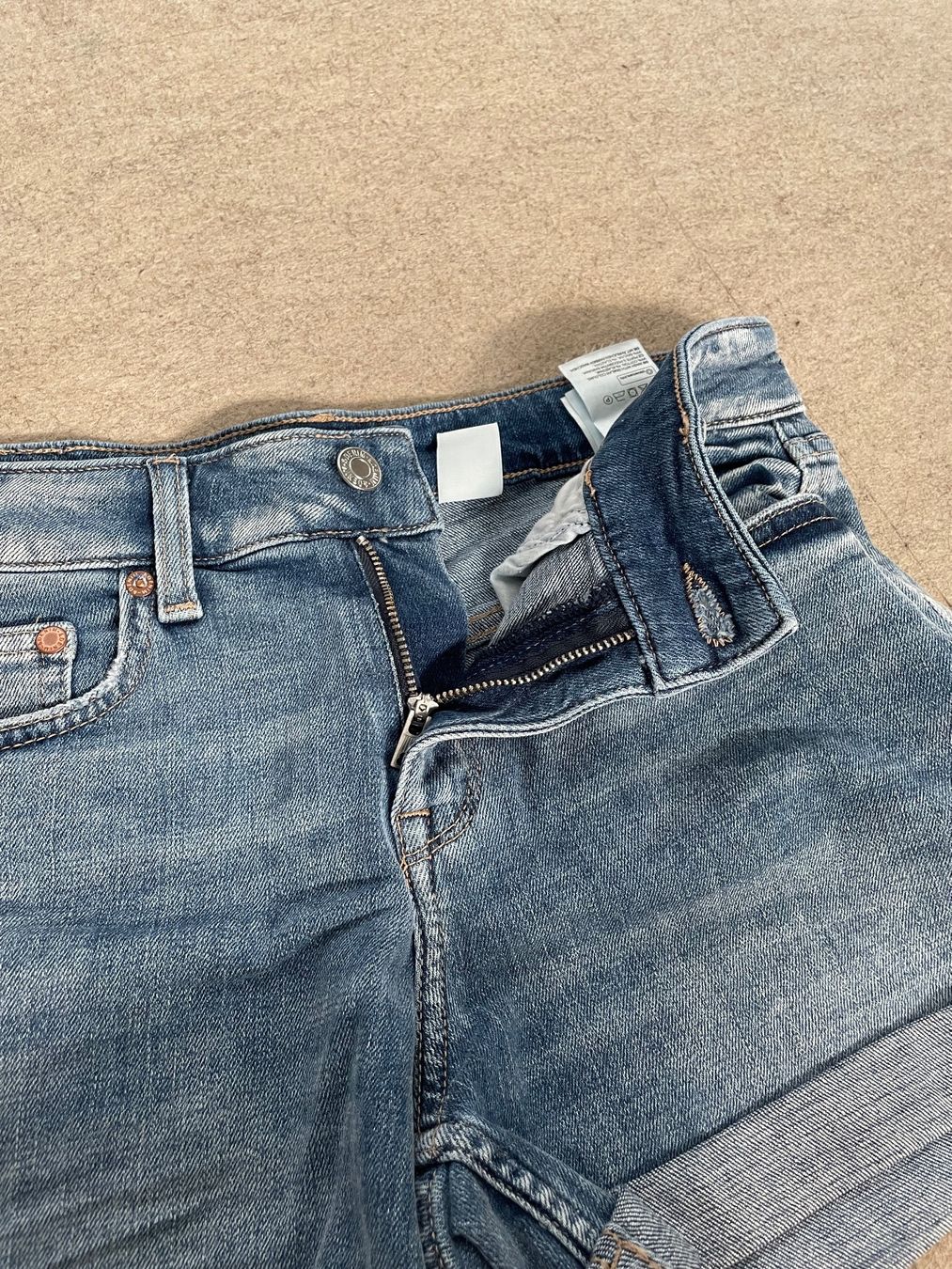 H&M Pantaloni: Denim Shorts H&M – Usato da Basel venduto da Robyn20 5