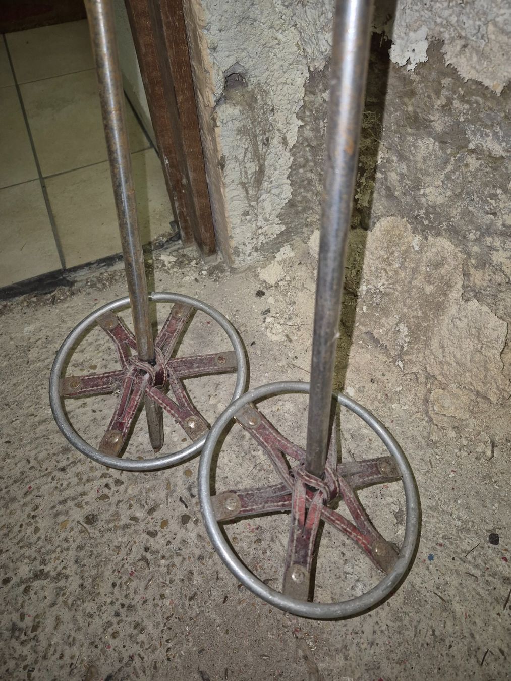 Skis: Batons de ski anciens – Gebraucht aus Le Locle von archerblanc 1