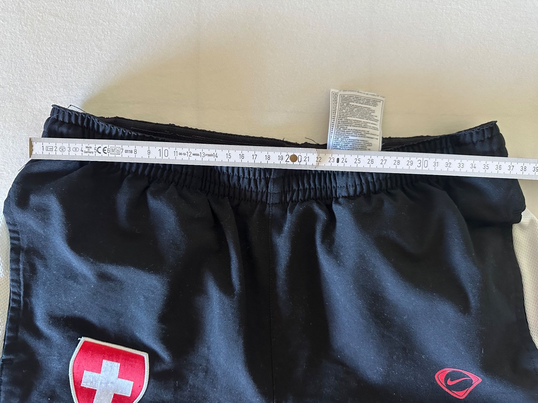 Nike Pantaloni: Nike Sporthose mit Schweizer Flagge – Usato da Zürich venduto da ong8 2