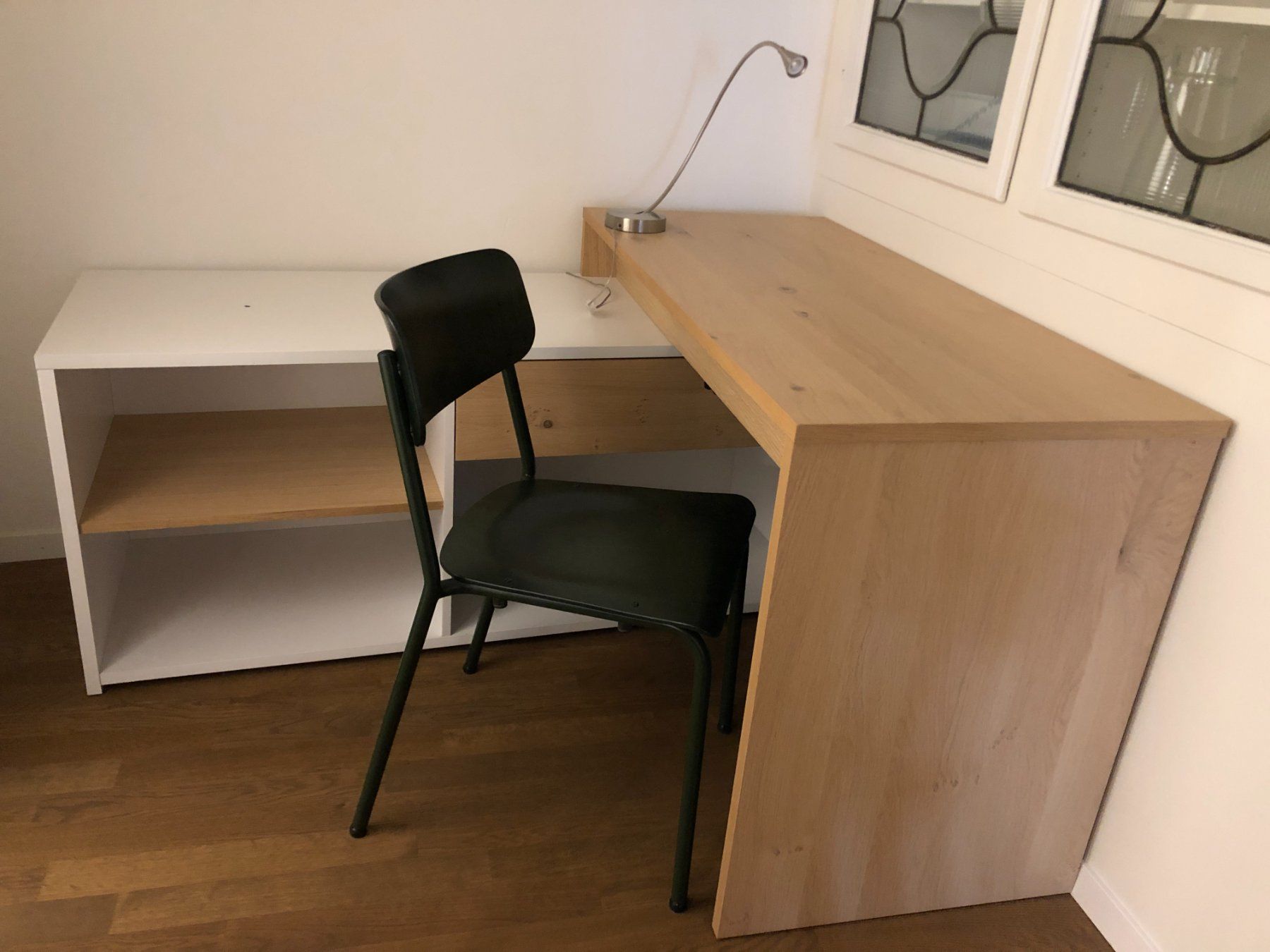 Bureaux: Schreibtisch, variabel eiche/weiss, montiert – D'occasion à Ennetbaden par Raum2010