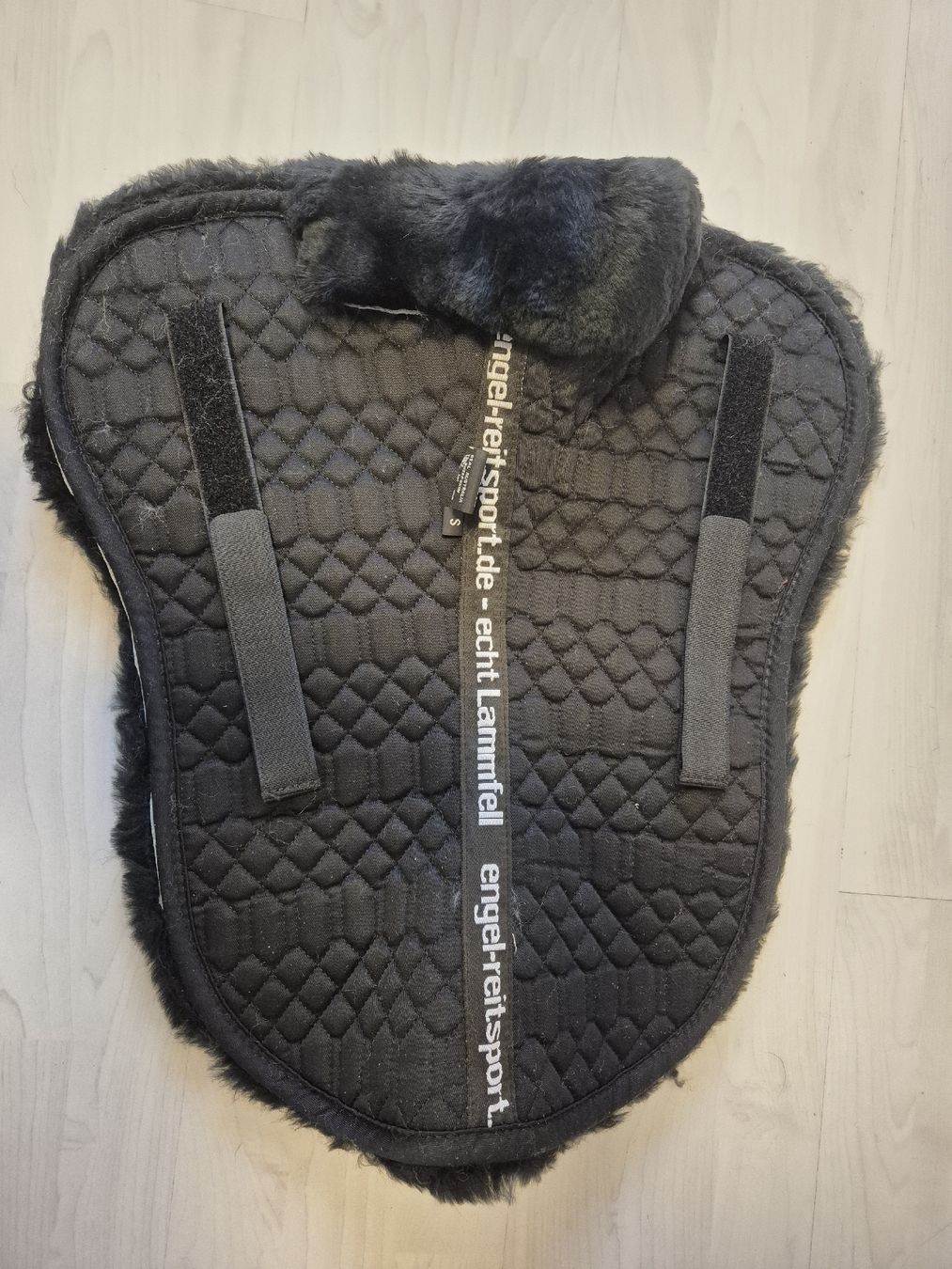 Sattel & Sattelzubehör: Lammfell Sattelkissen – Neu und originalverpackt aus Ruswil von rah_8p5y