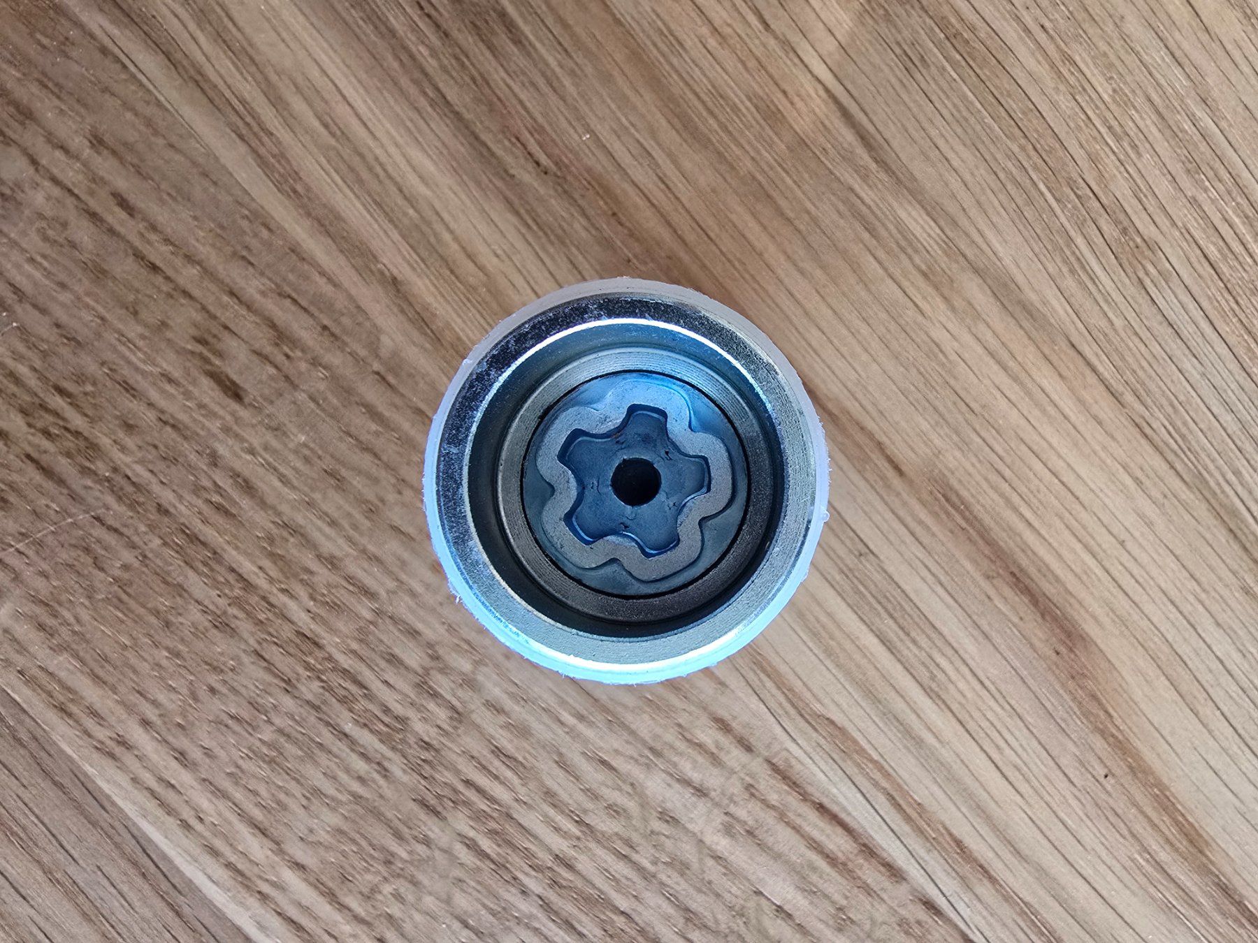 Audi Tutti gli attrezzi: Audi Alloy Wheel L Security Key Nut Bolt – Nuovo (secondo la descrizione) da Savièse venduto da cur_8dwy