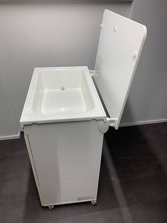 Wickeltisch & Zubehör: Massiver Wickeltisch mit integrierter Badewanne – Gebraucht aus Bettlach von Mondial8 3