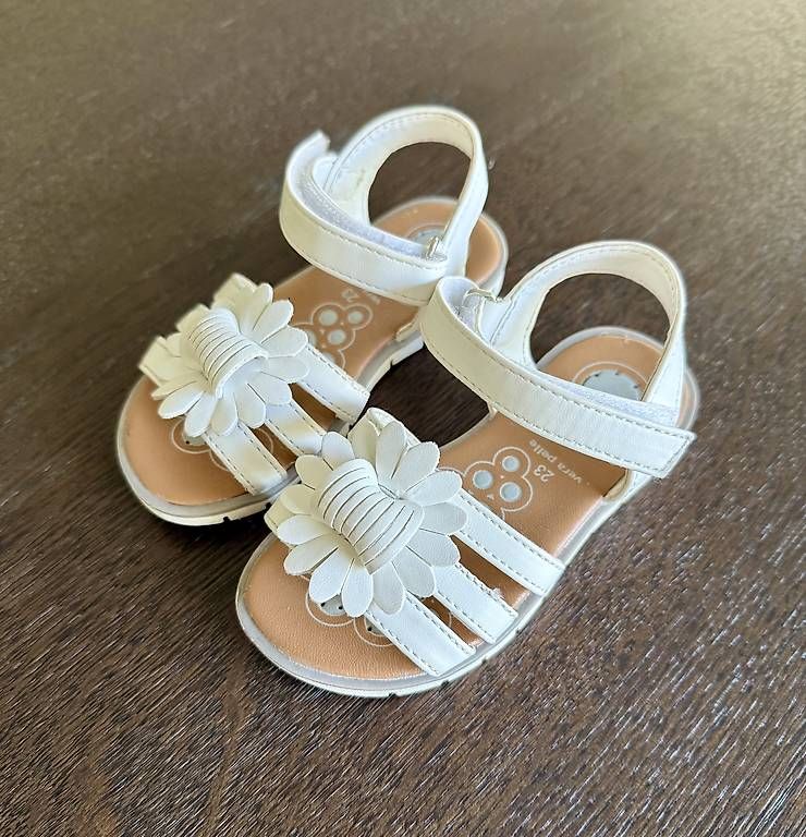 Scarpe per ragazze: Sandalen, Grösse 23 – Usato da Bottighofen venduto da Verkauf_TG