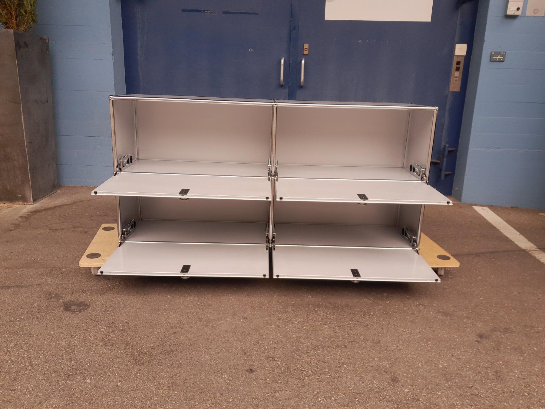 USM Étagères: USM Haller Sideboard / Gestell - Farbe Silber – D'occasion à Männedorf par Bel-view 2