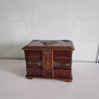 Antike Schmuckschatulle aus Holz mit Schubladen und Messingv