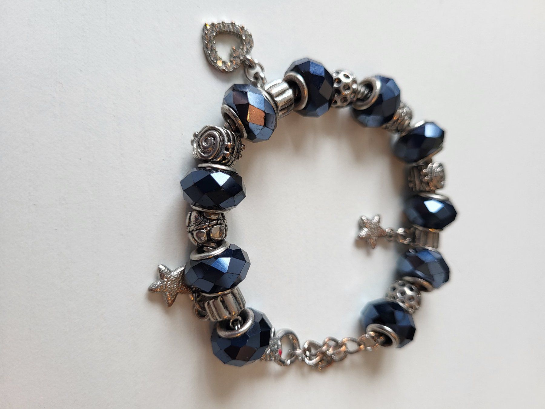 Bracciali & Braccialetti: Charm-Armband mit dunkelblauen Steinen – Usato da Luzern venduto da Hitormiss