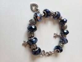 Charm-Armband mit dunkelblauen Steinen