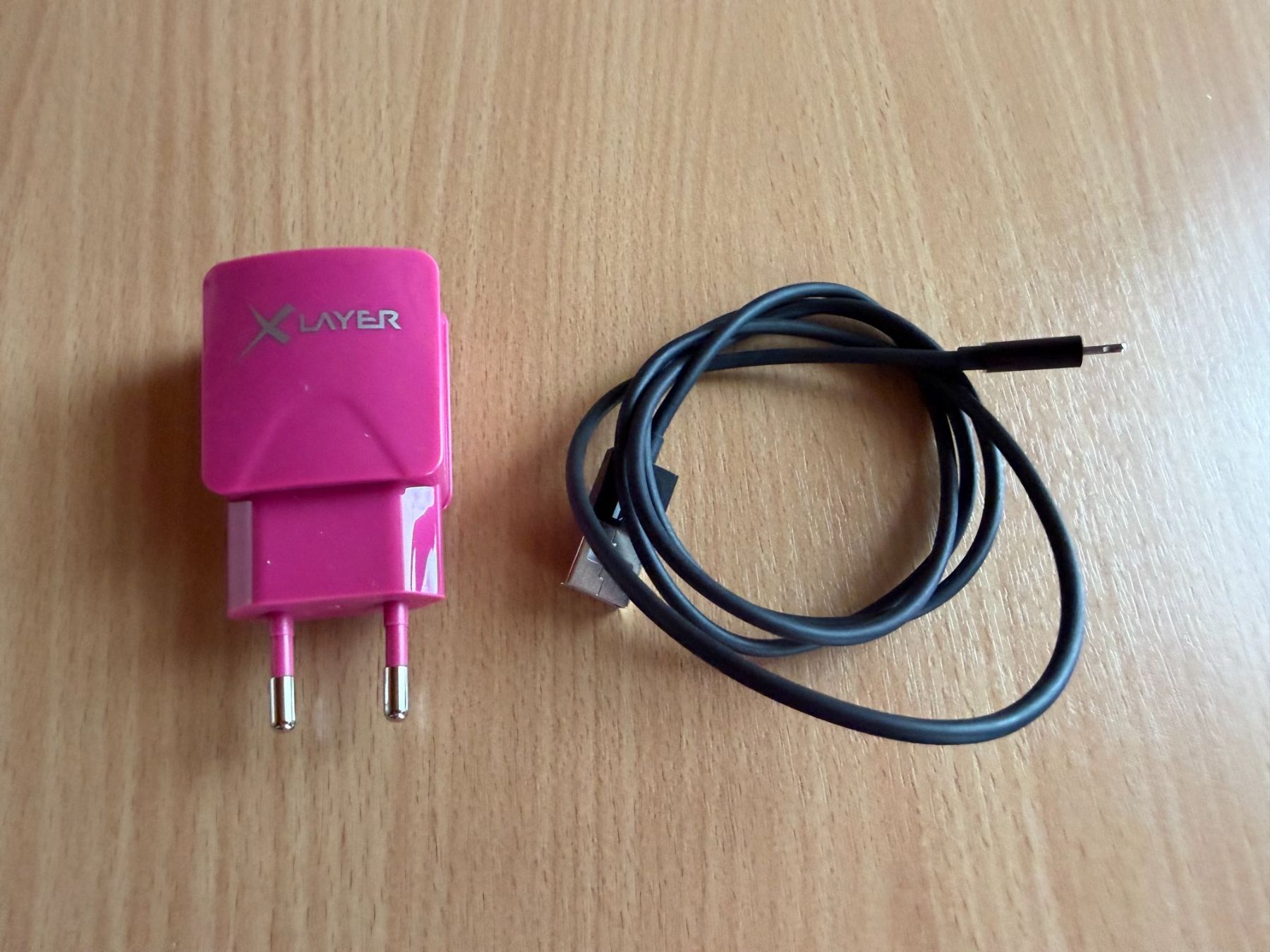 Cavi: X-LAYER Ladegerät Pink mit Kabel – Usato da Brunnenthal venduto da Eco07