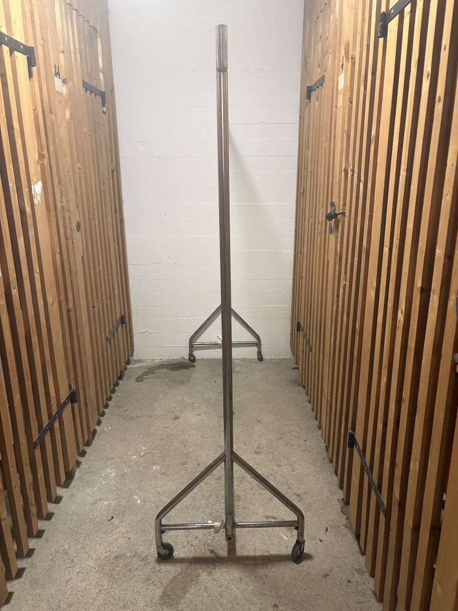 Sonstige Dekorationen & Accessoires: Kleiderständer Metall Rollbar mit Masseinteilung 175cm – Gebraucht aus Zürich von suo_c7fk