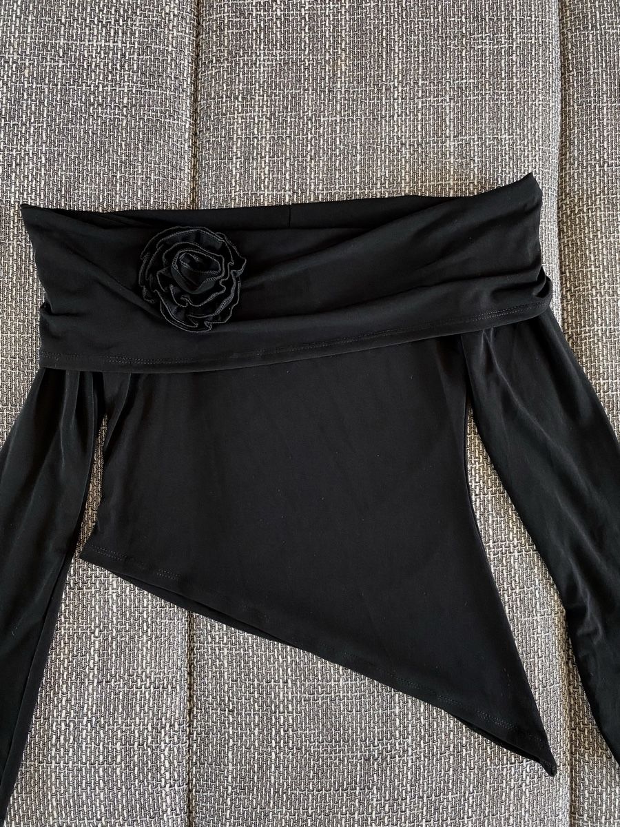 Tops: BLACK OFF-SHOULDER LONG-SLEEVE TOP – Neu (gemäss Beschreibung) aus Glattbrugg von Orange.zh