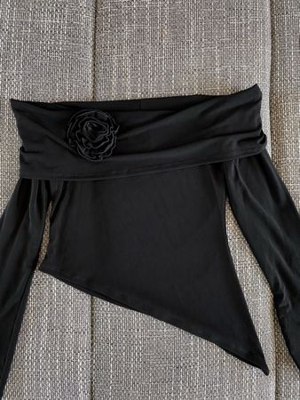 BLACK OFF-SHOULDER LONG-SLEEVE TOP