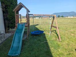 Spielturm mit Rutsche und Schaukel