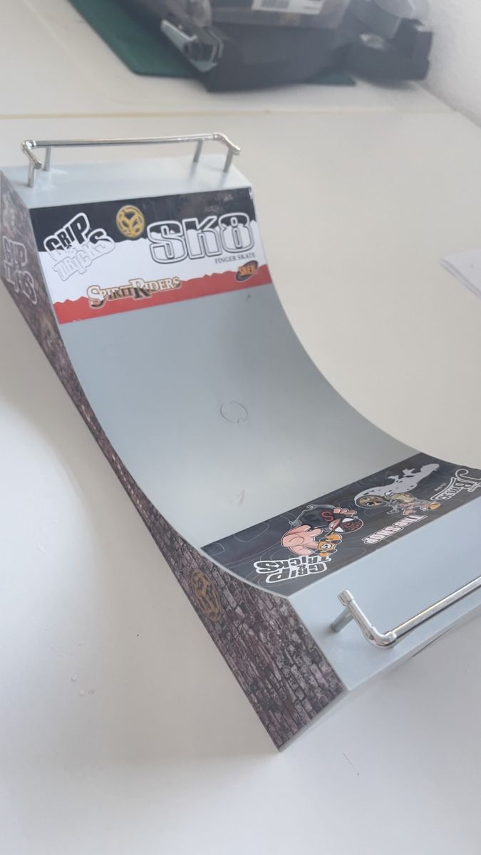 Modelleisenbahnen: Fingerboard Rampe mit Stickerdekor – Gebraucht aus Nottwil von nikilitiki