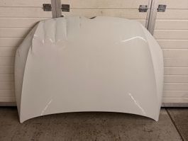 VW Golf 7 - Weisse Motorhaube mit Dellen
