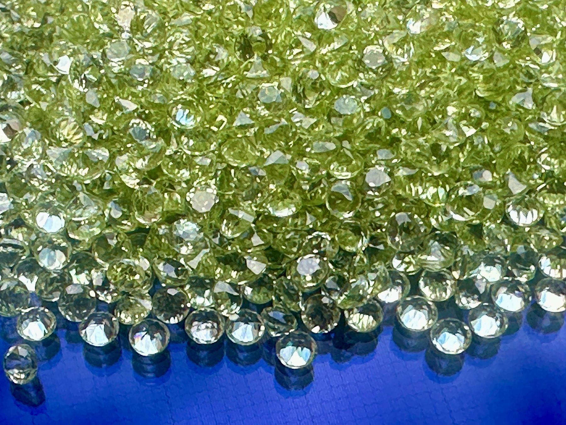 Edelsteine: 100 Stück fein brillantgeschliffene Peridot-Pointer 1,5 mm – Neu (gemäss Beschreibung) aus Langenthal von Seelenfreunde